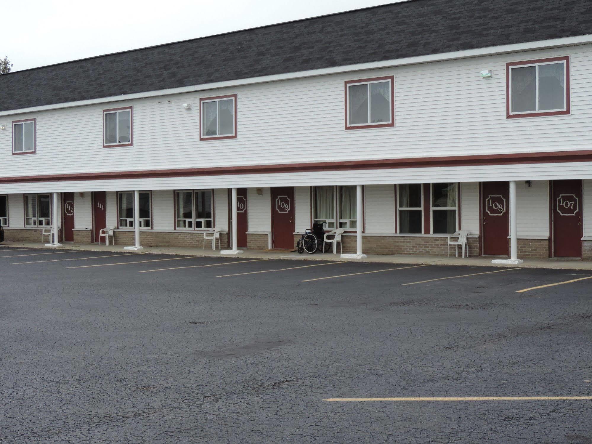 North Country American Inn Калкаска Екстериор снимка