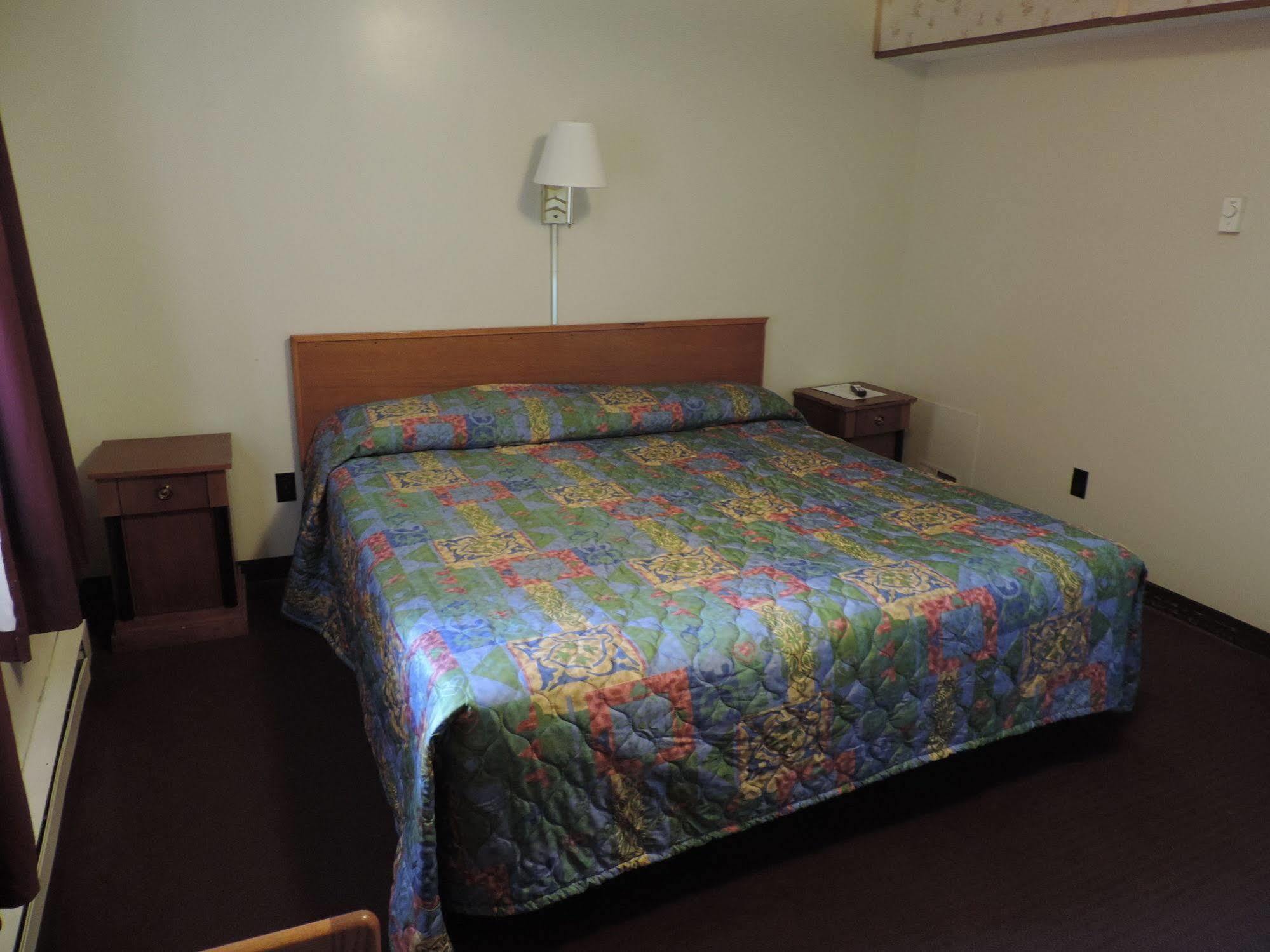 North Country American Inn Калкаска Екстериор снимка